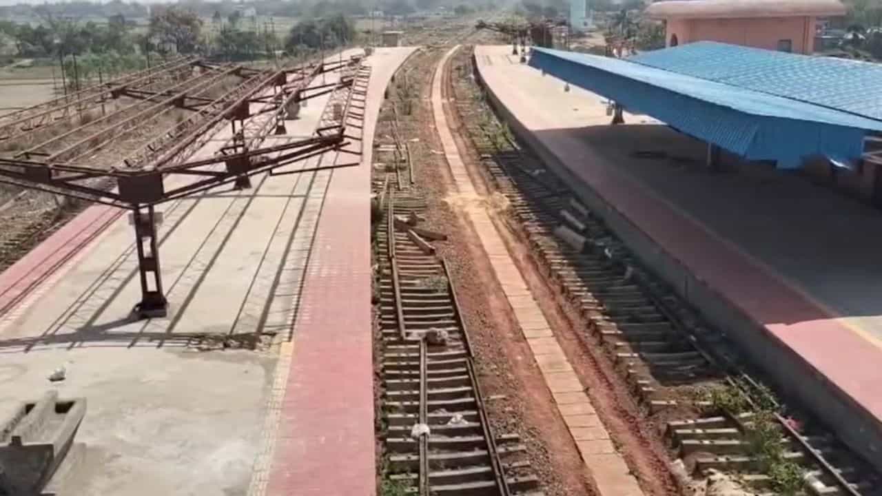 Rail Project: তারকেশ্বর-বিষ্ণুপুর রেল প্রজেক্টে অবশেষে গড়াবে চাকা! সময় বেঁধে দিয়েছে কলকাতা হাইকোর্ট Rail Project: তারকেশ্বর-বিষ্ণুপুর রেল প্রজেক্টে অবশেষে গড়াবে চাকা! সময় বেঁধে দিয়েছে কলকাতা হাইকোর্ট
