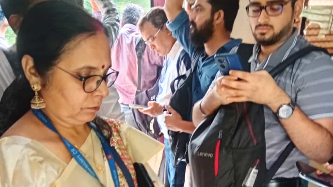 Railway: ট্রেনের কামরায় দাঁড়িয়ে একদিনেই রেকর্ড গড়লেন TTI সুধা দ্বিবেদী, পারফরম্যান্স জানলে অবাক হবেন Railway: ট্রেনের কামরায় দাঁড়িয়ে একদিনেই রেকর্ড গড়লেন TTI সুধা দ্বিবেদী, পারফরম্যান্স জানলে অবাক হবেন