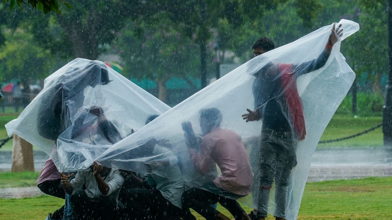 Weather Update: কাঠফাটা রোদেও মিলল স্বস্তির খবর, ঝড়-বৃষ্টি চলবে ৪ দিন, কেমন থাকবে তাপমাত্রা Weather Update: কাঠফাটা রোদেও মিলল স্বস্তির খবর, ঝড়-বৃষ্টি চলবে ৪ দিন, কেমন থাকবে তাপমাত্রা