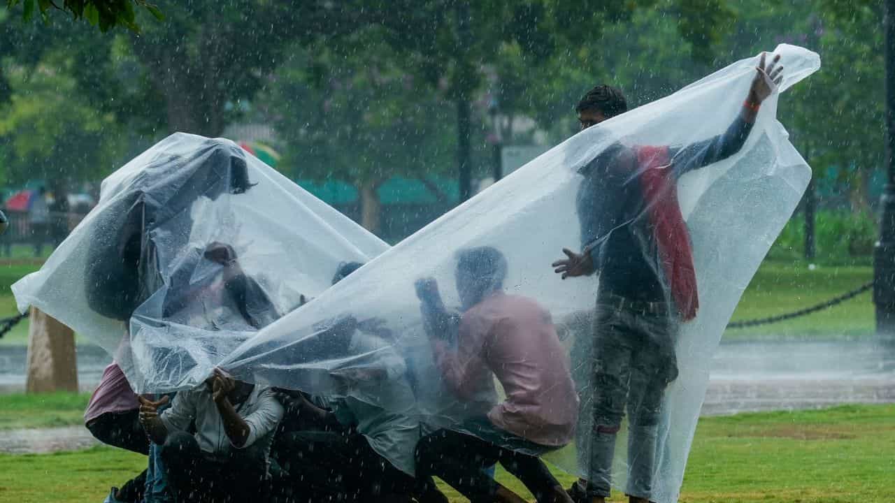 Weather Update: কাঠফাটা রোদেও মিলল স্বস্তির খবর, ঝড়-বৃষ্টি চলবে ৪ দিন, কেমন থাকবে তাপমাত্রা Weather Update: কাঠফাটা রোদেও মিলল স্বস্তির খবর, ঝড়-বৃষ্টি চলবে ৪ দিন, কেমন থাকবে তাপমাত্রা