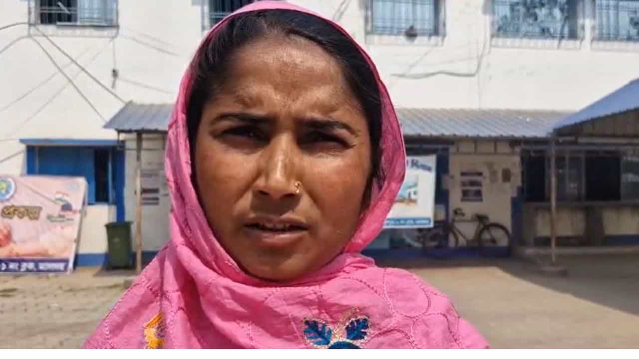 Ration Card: 'বলল আমি মরে গিয়েছি...আমি তো জিন্দা আছি', রেশন তুলতে গিয়ে তাজ্জব আকতারা Ration Card: 'বলল আমি মরে গিয়েছি...আমি তো জিন্দা আছি', রেশন তুলতে গিয়ে তাজ্জব আকতারা