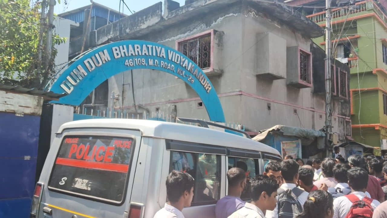 Dumdum School: বুকের জামা ধরে টানছে... আমি তখন কাঁদছি, খোদ প্রধান শিক্ষক গ্রেফতার পকসো আইনে