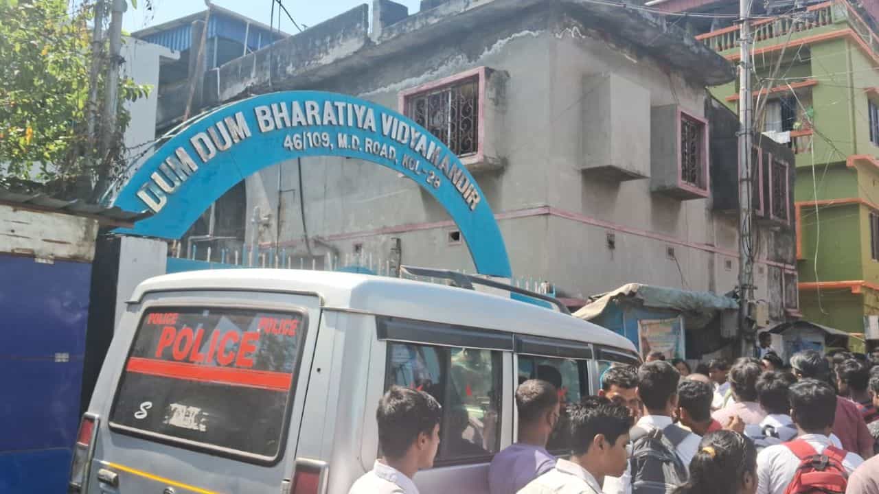 Dumdum School: 'বুকের জামা ধরে টানছে... আমি তখন কাঁদছি', খোদ প্রধান শিক্ষক গ্রেফতার পকসো আইনে Dumdum School: 'বুকের জামা ধরে টানছে... আমি তখন কাঁদছি', খোদ প্রধান শিক্ষক গ্রেফতার পকসো আইনে