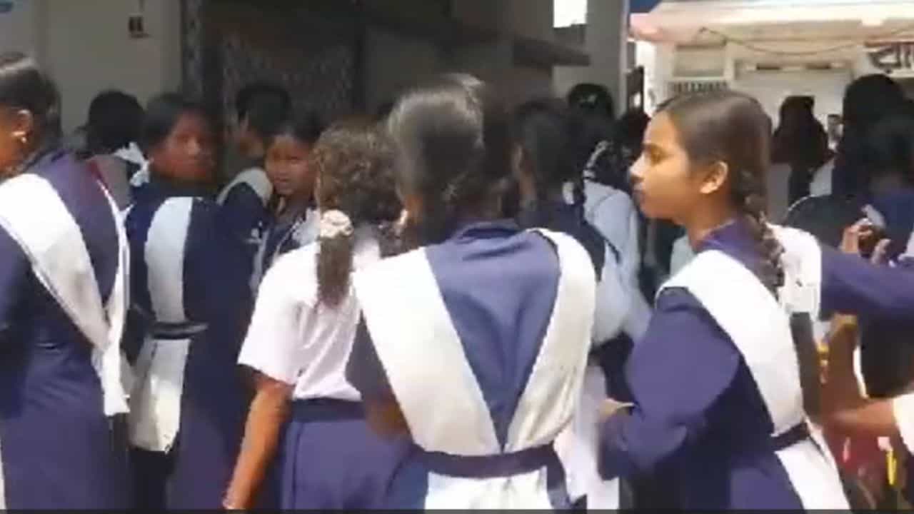 Jalpaiguri: জলপাইগুড়িতে এত ফেল! ৭ হাজারের বেশি পরীক্ষার্থীই পাস করেনি, কারণটা কী? Jalpaiguri: জলপাইগুড়িতে এত ফেল! ৭ হাজারের বেশি পরীক্ষার্থীই পাস করেনি, কারণটা কী?