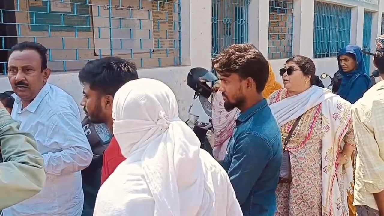 Asansol: দেড় বছর পর সেই শিক্ষককে দেখেই তুমুল বিক্ষোভ, স্কুলে ঝুলল তালা Asansol: দেড় বছর পর সেই শিক্ষককে দেখেই তুমুল বিক্ষোভ, স্কুলে ঝুলল তালা