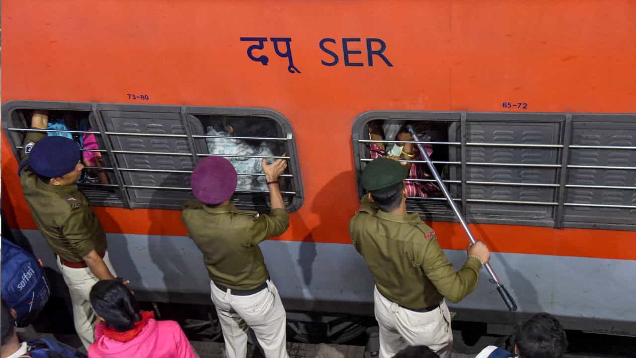 Railway: দেশের দ্বিতীয় ধনীতম ট্রেনটি ছাড়ে শিয়ালদহ থেকে, আয় কত জানেন Railway: দেশের দ্বিতীয় ধনীতম ট্রেনটি ছাড়ে শিয়ালদহ থেকে, আয় কত জানেন