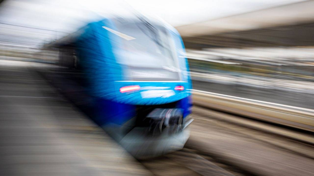 Hydrogen Train: বিশ্বের সবথেকে পাওয়ারফুল হাইড্রোজেন ট্রেন চলবে ভারতে, কবে চালু হবে, কত স্পিড, জেনে নিন সব তথ্য