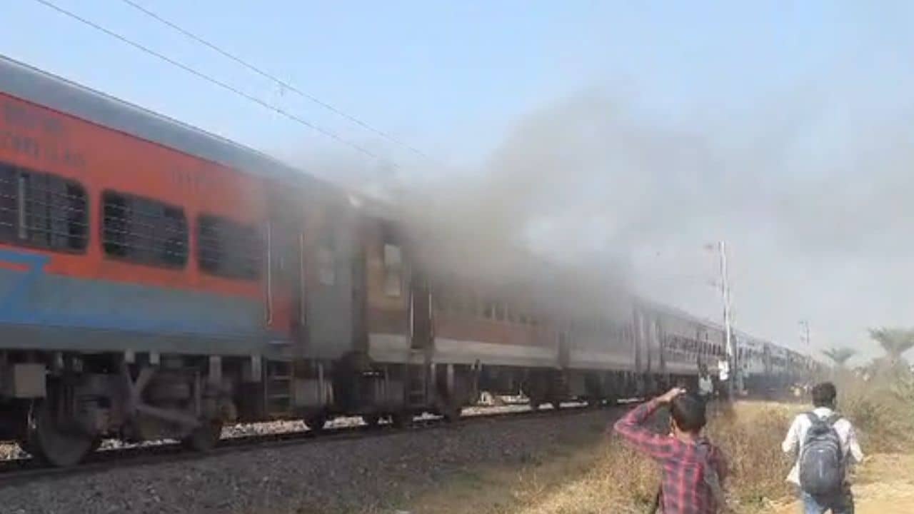 Train Fire: চলন্ত ট্রেন থেকে গলগল করে করে বেরচ্ছে ধোঁয়া, মাঝপথেই নেমে গেলেন যাত্রীরা, আপ ট্রেনে চাঞ্চল্যকর ঘটনা