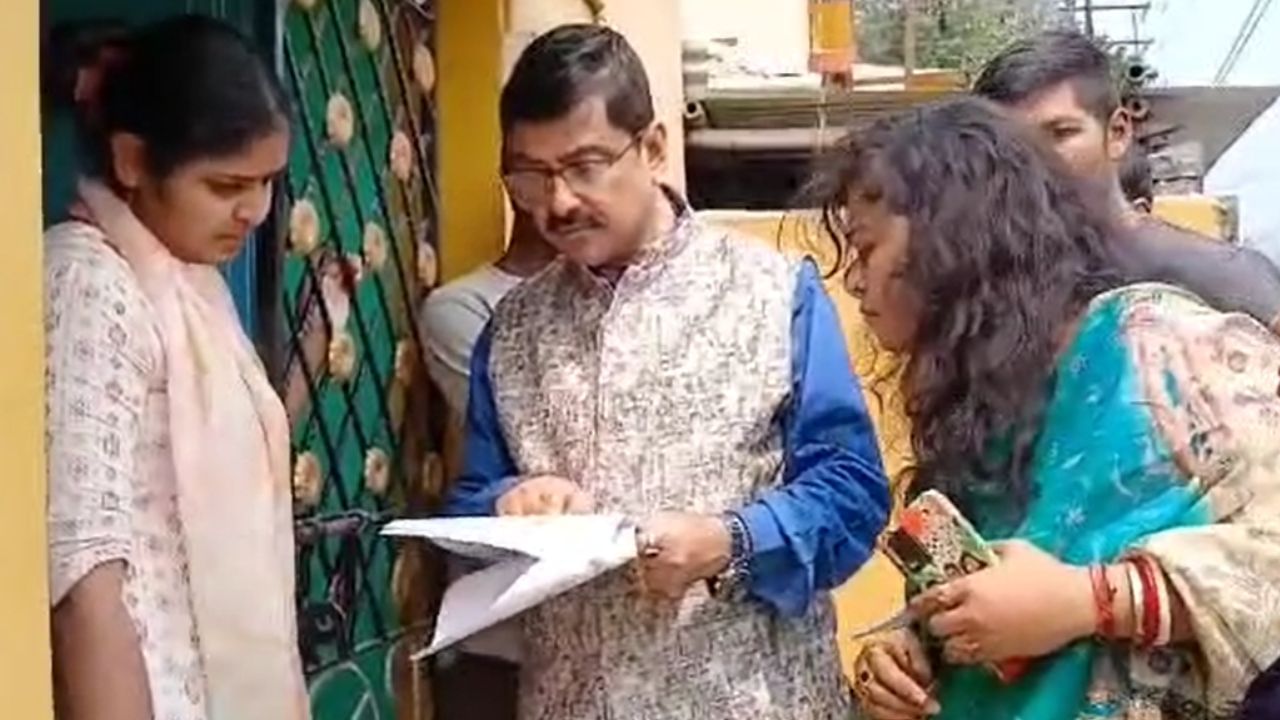 Voter List: 'বস্তা-ভর্তি ভূতুড়ে ভোটার' নিয়ে কমিশনে যাবেন তৃণমূল নেতা Voter List: 'বস্তা-ভর্তি ভূতুড়ে ভোটার' নিয়ে কমিশনে যাবেন তৃণমূল নেতা