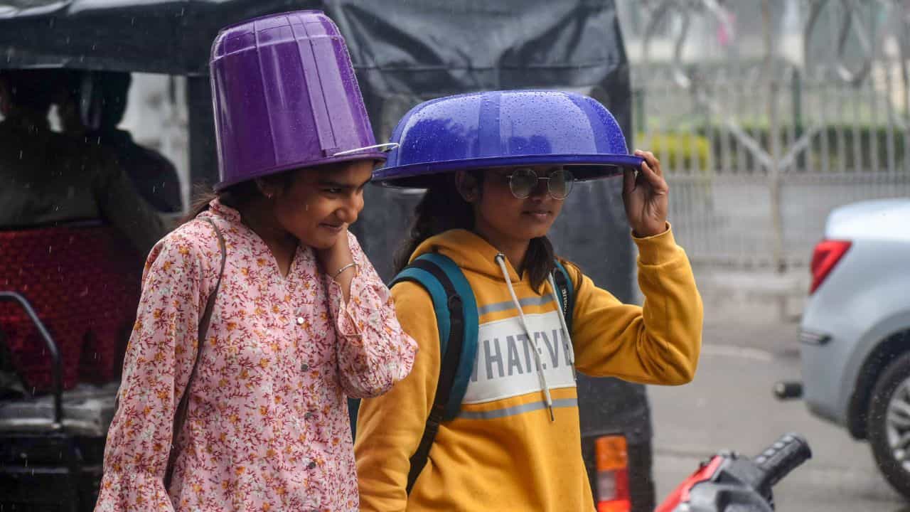 Weather Update: আর ১ ঘণ্টা! তারপরই তেড়ে নামবে বৃষ্টি এই সব জেলায় Weather Update: আর ১ ঘণ্টা! তারপরই তেড়ে নামবে বৃষ্টি এই সব জেলায়