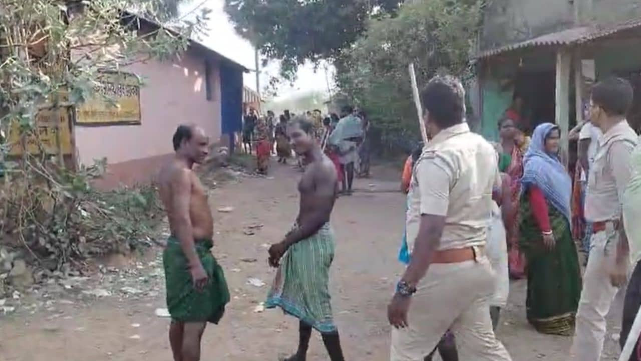 Bankura: দুই পড়শির মধ্যে ঝামেলায় আটক ২, গ্রামবাসীদের বিক্ষোভ হটাতে লাঠিচার্জ