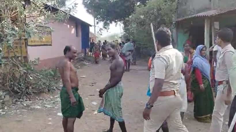Bankura: দুই পড়শির মধ্যে ঝামেলায় আটক ২, গ্রামবাসীদের বিক্ষোভ হটাতে লাঠিচার্জ
