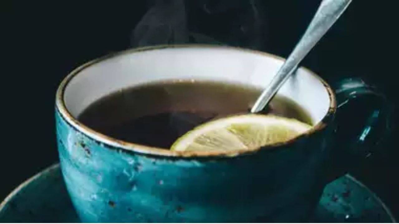 গরম পড়তেই সকাল বিকেল লেবু চায়ে চুমুক? পাকস্থলীতে পেকে উঠছে না তো বড় বিপদ?