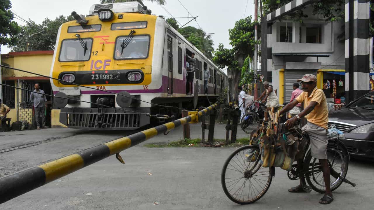 Level Crossing: গাড়ি সিগন্যাল মানে না? গেট পড়লেও পার হচ্ছেন লাইন? কড়া শাস্তির কথা বলছে রেল Level Crossing: গাড়ি সিগন্যাল মানে না? গেট পড়লেও পার হচ্ছেন লাইন? কড়া শাস্তির কথা বলছে রেল