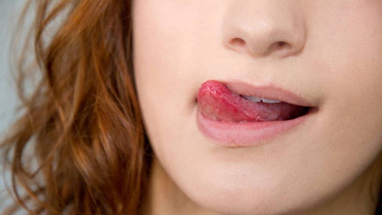 ঠোঁট শুকিয়ে গেলেই জিভ দিয়ে চাটছেন! বড় ভুল করছেন, কেন জানেন?
