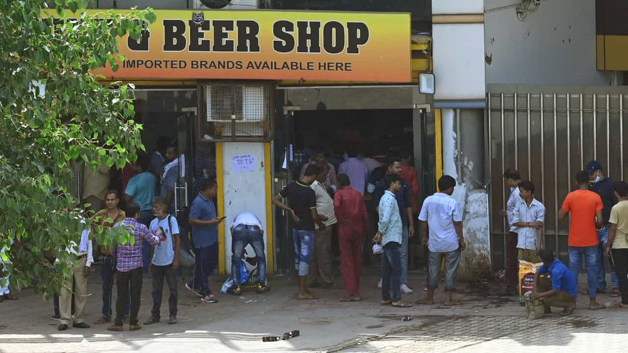 Liquor Shop Schemes: 'একটা বোতলে, একটা ফ্রি', হাতে আর পাঁচদিন! বিনামূল্যে মদ বিলোচ্ছে দোকানীরা Liquor Shop Schemes: 'একটা বোতলে, একটা ফ্রি', হাতে আর পাঁচদিন! বিনামূল্যে মদ বিলোচ্ছে দোকানীরা