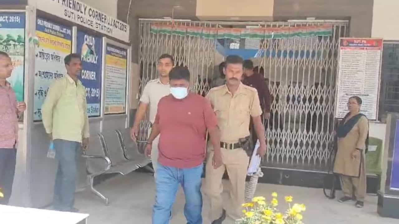 Murshidabad: কয়েক কোটি টাকার গরমিল, গ্রেফতার প্রাক্তন পঞ্চায়েত প্রধান Murshidabad: কয়েক কোটি টাকার গরমিল, গ্রেফতার প্রাক্তন পঞ্চায়েত প্রধান