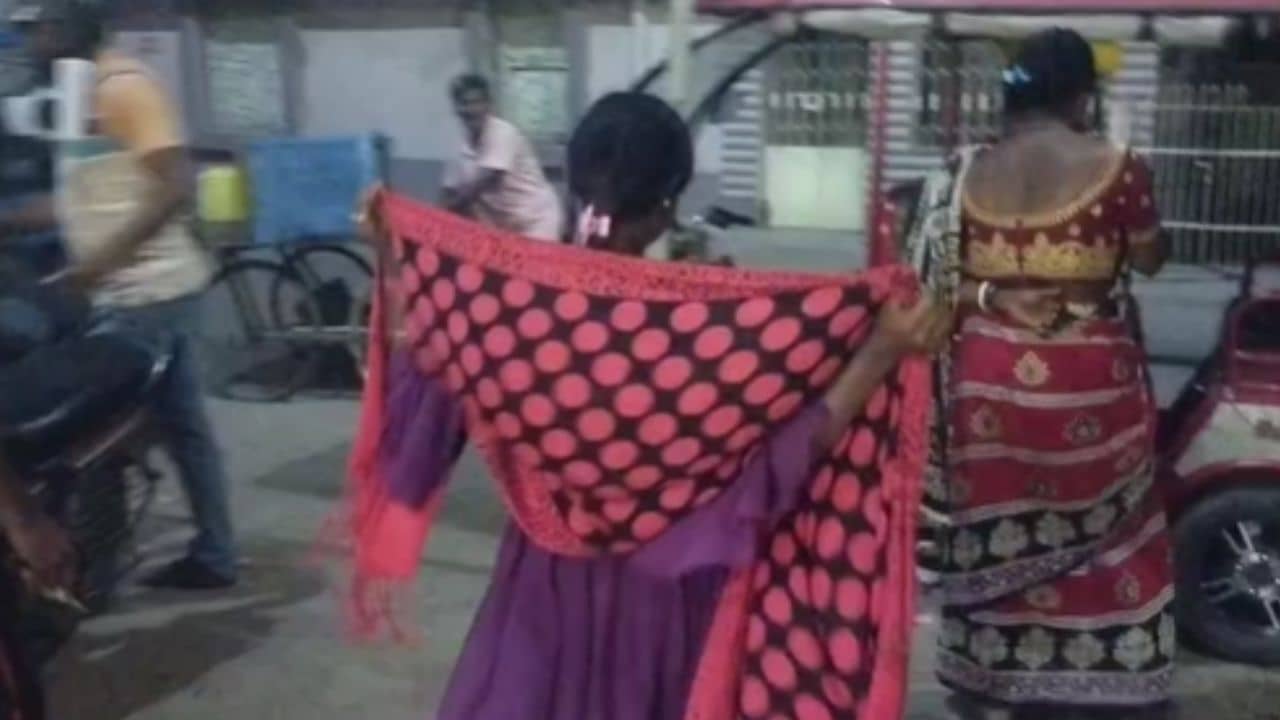 Malda: আলমারি খুলে আধার কার্ড বার করে! আর তাতেই সারাজীবনের জন্য নোংরা স্মৃতি বয়ে চলবে এই মাধ্যমিক পরীক্ষার্থী...কেন?