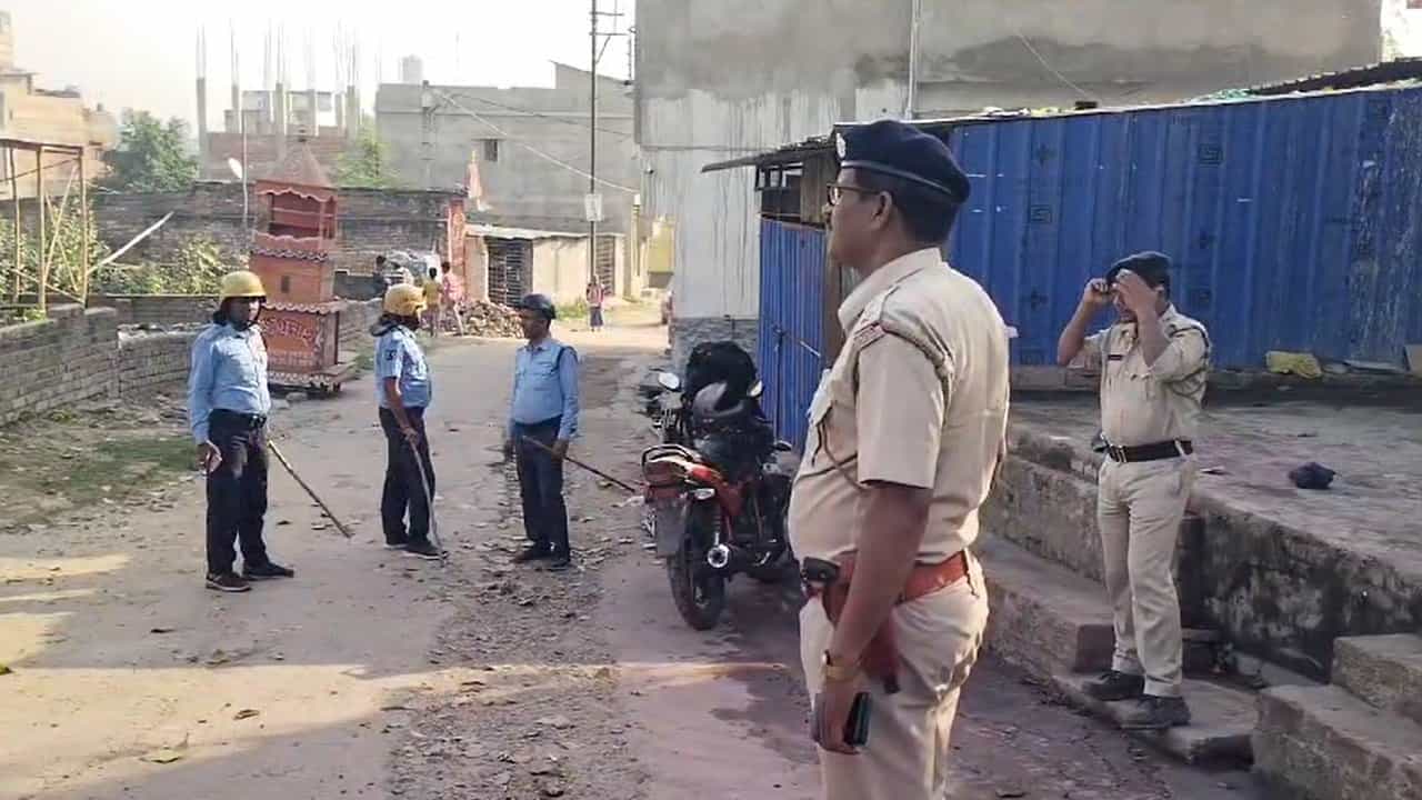 Malda Firing: ফের গুলি চলল মালদহে! সাবিত্রী মিত্রের বাড়ির সামনেই গুলিবিদ্ধ ১, আটক ৪ Malda Firing: ফের গুলি চলল মালদহে! সাবিত্রী মিত্রের বাড়ির সামনেই গুলিবিদ্ধ ১, আটক ৪