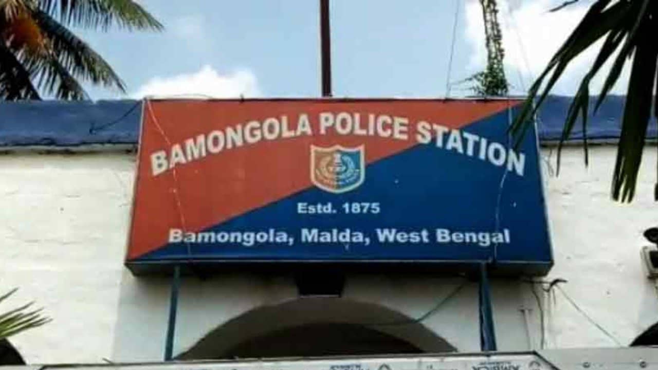 Malda: মায়ের সামনেই নবম শ্রেণির ছাত্রীকে ধর্ষণের চেষ্টার অভিযোগ, তিন যুবকের ভয়ে এলাকা ছাড়া গোটা পরিবার