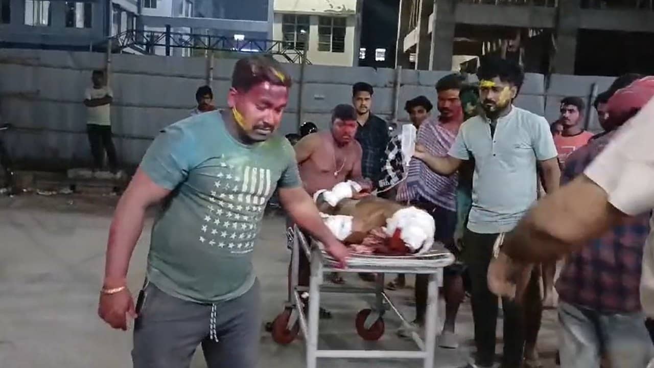 Malda: হোলির রাতে রক্তে ভাসল কালিয়াচক! বাইক থামিয়ে কোপের পর কোপ, ঘটনাস্থলেই মৃত্যু যুবকের, হাসপাতালে দাদা