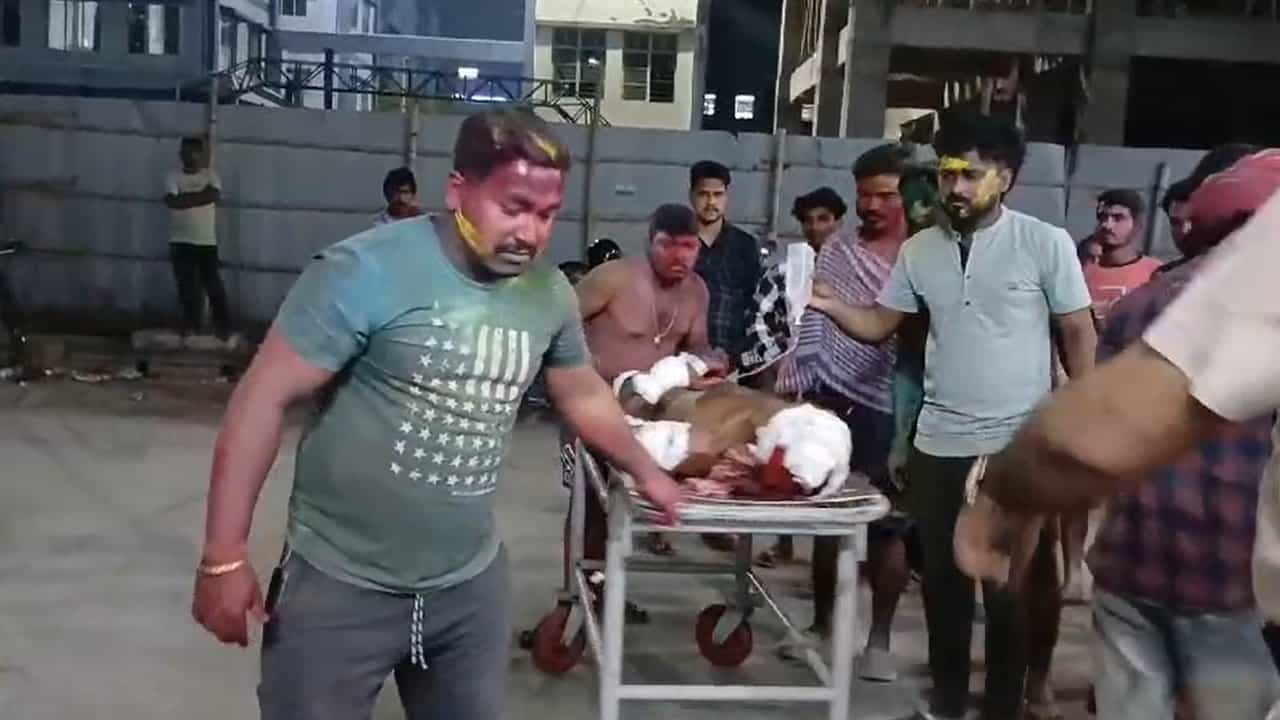 Malda: হোলির রাতে রক্তে ভাসল কালিয়াচক! বাইক থামিয়ে কোপের পর কোপ, ঘটনাস্থলেই মৃত্যু যুবকের, হাসপাতালে দাদা Malda: হোলির রাতে রক্তে ভাসল কালিয়াচক! বাইক থামিয়ে কোপের পর কোপ, ঘটনাস্থলেই মৃত্যু যুবকের, হাসপাতালে দাদা