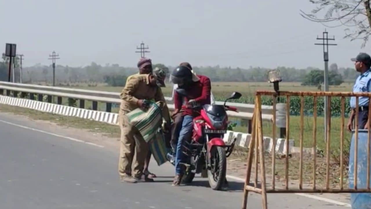 Maldah: বিহারের দিক থেকে আসছিল, তাতেই সন্দেহ, ব্যাগ খুলতেই সত্যি হল আশঙ্কা