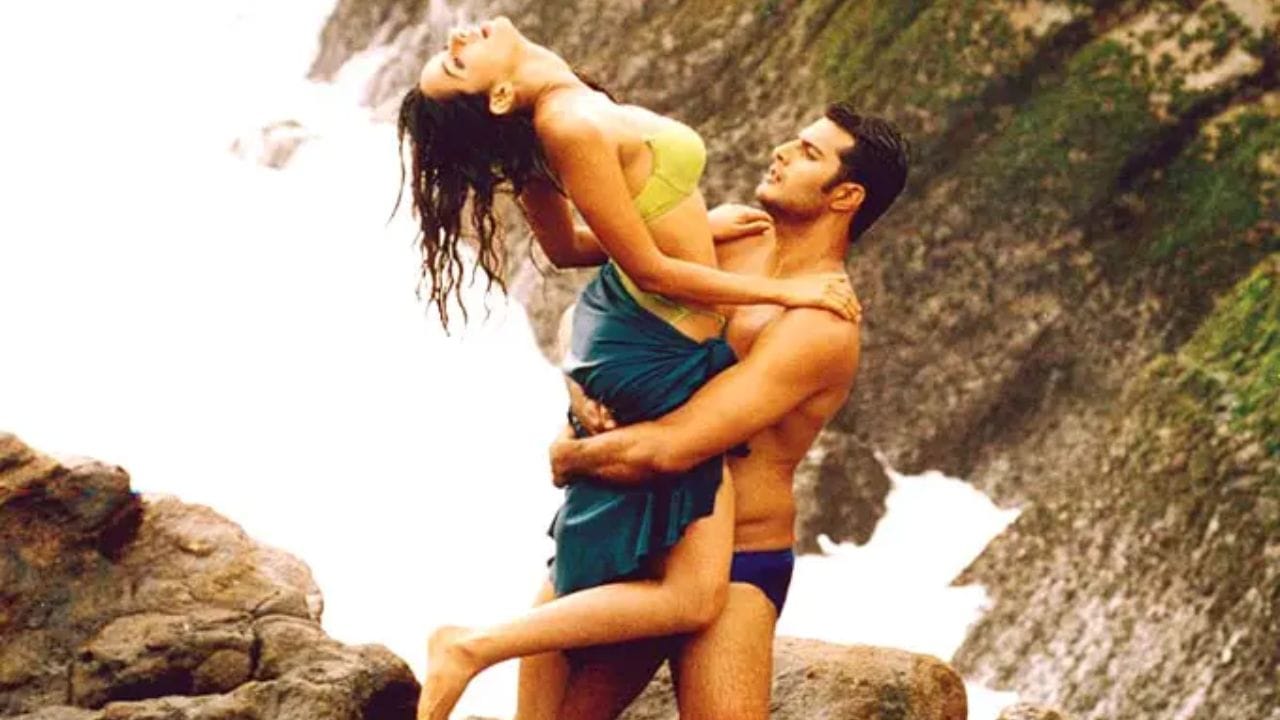 ঝরনার নিচে নায়কের সঙ্গে বেসামাল মল্লিকা, চুমু খেতে গিয়ে ঠোঁটে কামড়! এরপর যা ঘটল ঝরনার নিচে নায়কের সঙ্গে বেসামাল মল্লিকা, চুমু খেতে গিয়ে ঠোঁটে কামড়! এরপর যা ঘটল