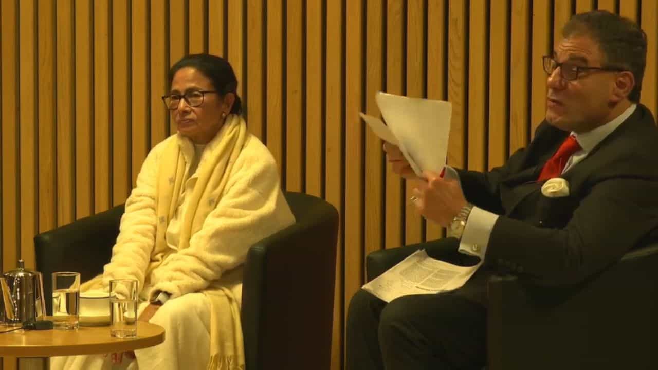 Mamata Banerjee in Oxford: 'রাজ্যকে ঋণের ফাঁদে জড়িয়ে আমার হাতে তুলেছিল', লন্ডন থেকেই বাংলার বামেদের আক্রমণ মমতার Mamata Banerjee in Oxford: 'রাজ্যকে ঋণের ফাঁদে জড়িয়ে আমার হাতে তুলেছিল', লন্ডন থেকেই বাংলার বামেদের আক্রমণ মমতার