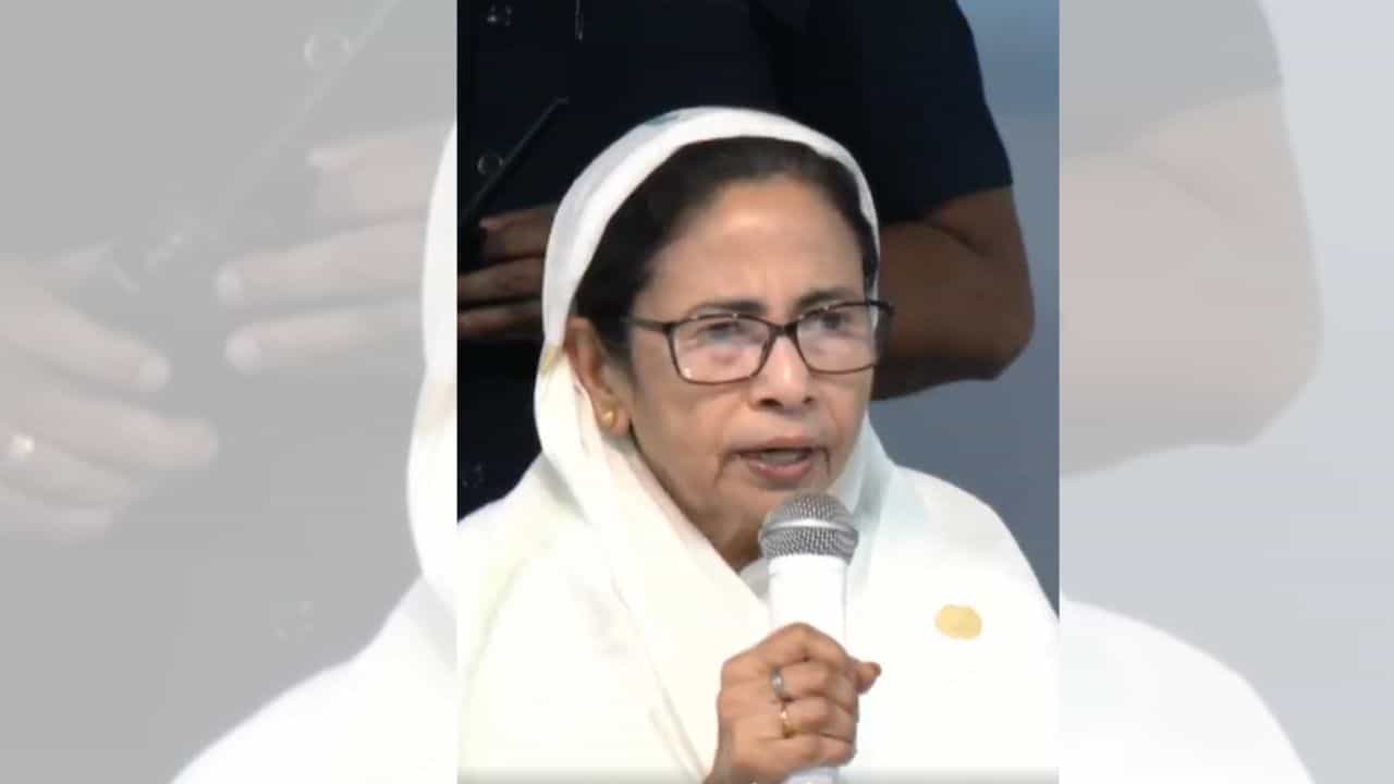 Mamata Banerjee: 'যখন দুর্গাপুজোয় যাই তখন তো প্রশ্ন করেন না?', ফুরফুরা থেকে সমালোচকদের একহাত নিলেন মমতা Mamata Banerjee: 'যখন দুর্গাপুজোয় যাই তখন তো প্রশ্ন করেন না?', ফুরফুরা থেকে সমালোচকদের একহাত নিলেন মমতা