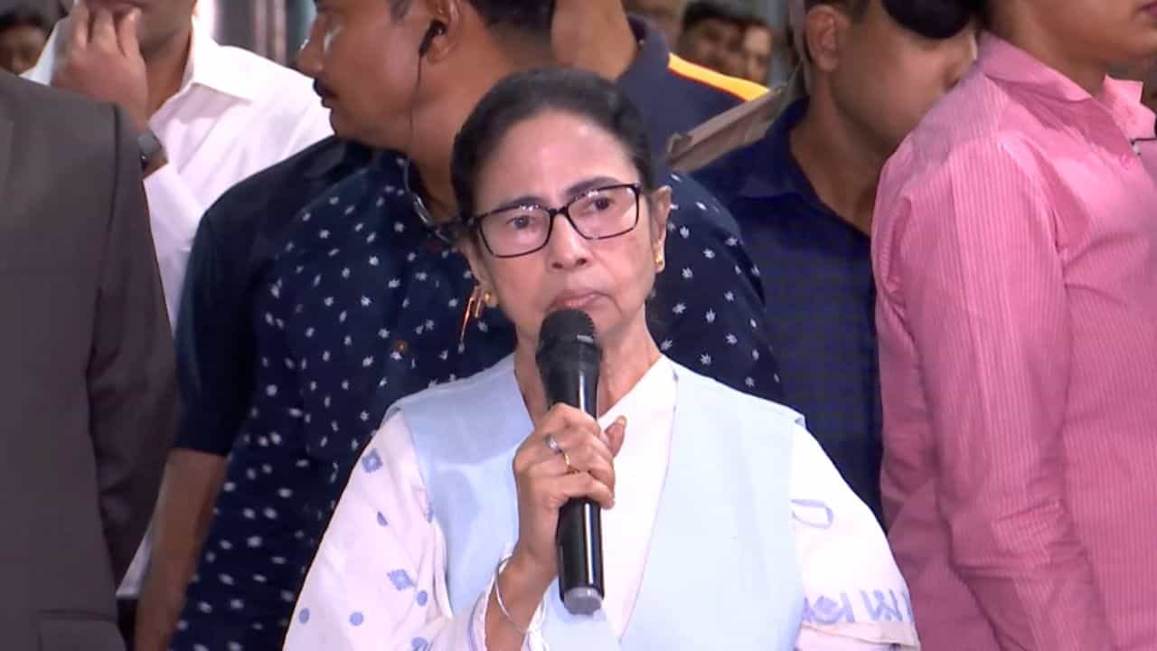 CM Mamata Banerjee: '...জাস্ট ৪-৫ দিন থাকব না, তবে যোগাযোগ থাকবে', লন্ডন উড়ে যাওয়ার আগে রাজ্যবাসীকে আশ্বস্ত করলেন মুখ্যমন্ত্রী CM Mamata Banerjee: '...জাস্ট ৪-৫ দিন থাকব না, তবে যোগাযোগ থাকবে', লন্ডন উড়ে যাওয়ার আগে রাজ্যবাসীকে আশ্বস্ত করলেন মুখ্যমন্ত্রী