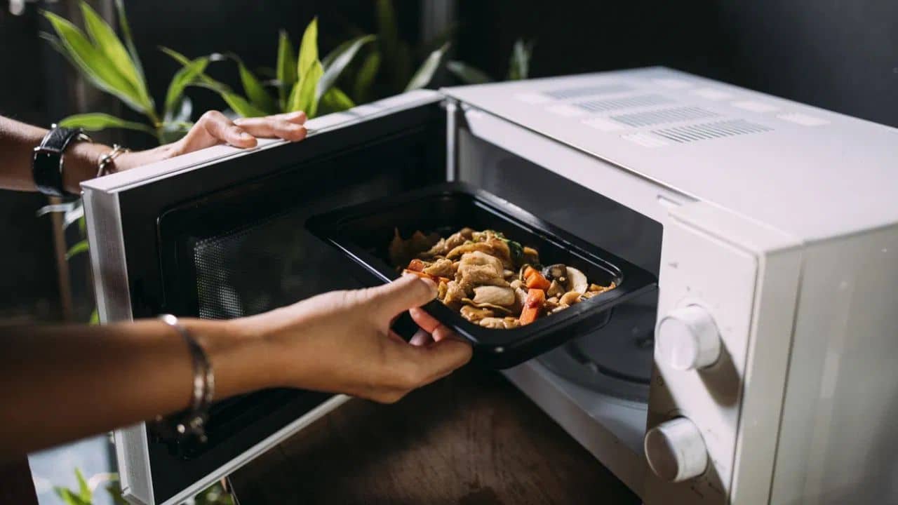 Daily Life Hacks: এই সব খাবারও মাইক্রোওয়েভে গরম করে খান? সাবধান! বড় বিপদ ডেকে আনছেন