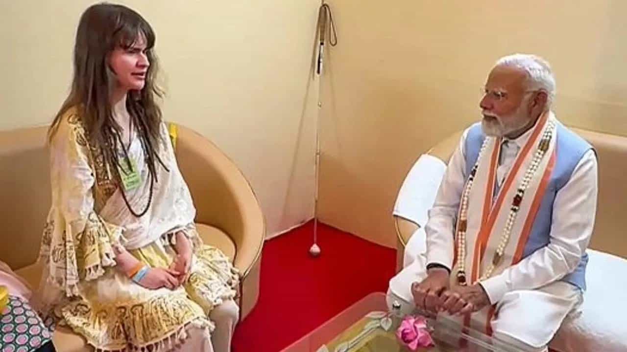 PM Modi: চোখে দেখতে পান না, জার্মান গায়িকার ভারতীয় ভক্তিমূলক গানে মুগ্ধ গোটা বিশ্ব, উচ্ছ্বসিত প্রশংসা মোদীর PM Modi: চোখে দেখতে পান না, জার্মান গায়িকার ভারতীয় ভক্তিমূলক গানে মুগ্ধ গোটা বিশ্ব, উচ্ছ্বসিত প্রশংসা মোদীর