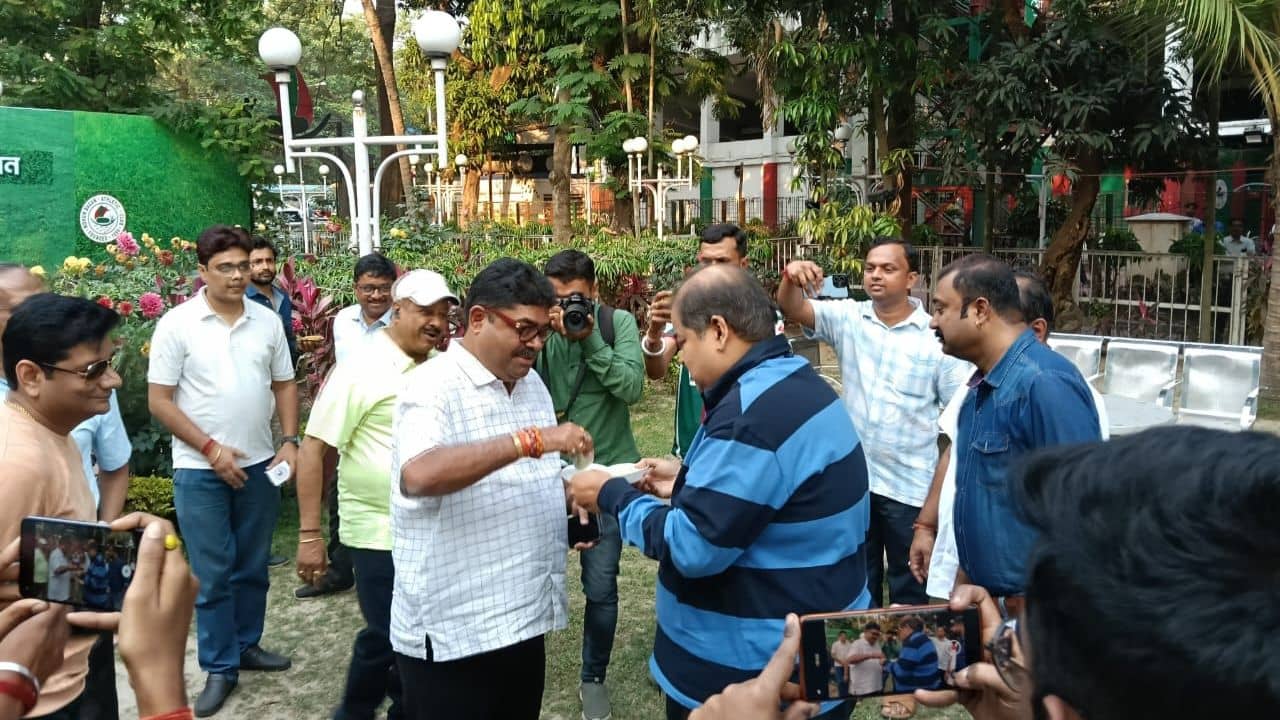 Mohun Bagan: নির্বাচনী আবহাওয়ায় শিল্ড জয়ের মিষ্টিমুখ, কার্যকরী কমিটির বৈঠকের দিনও ঠিক হয়ে গেল মোহনবাগানে