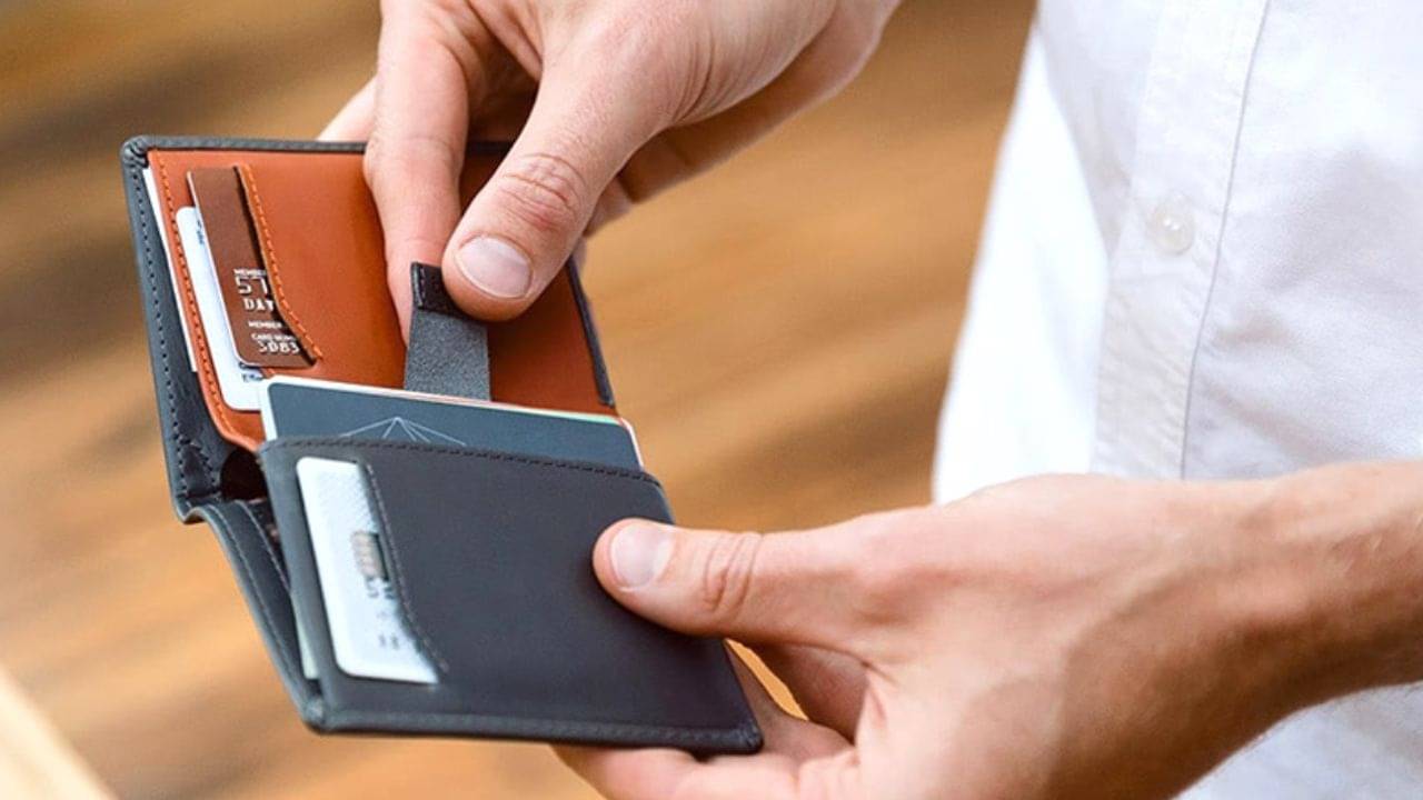 মানি ব্যাগে ভুলেও রাখবেন না এসব, নিয়ম না মানলেই হবে অর্থনাশ!