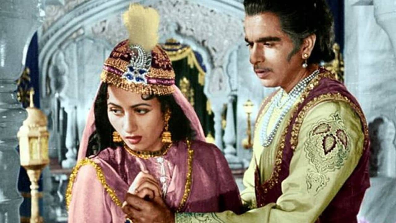 মেকআপ রুমে মধুবালার হাত টানলেন দিলীপ কুমার! এরপরের ঘটনা কাঁপিয়ে দিল বলিউডকে
