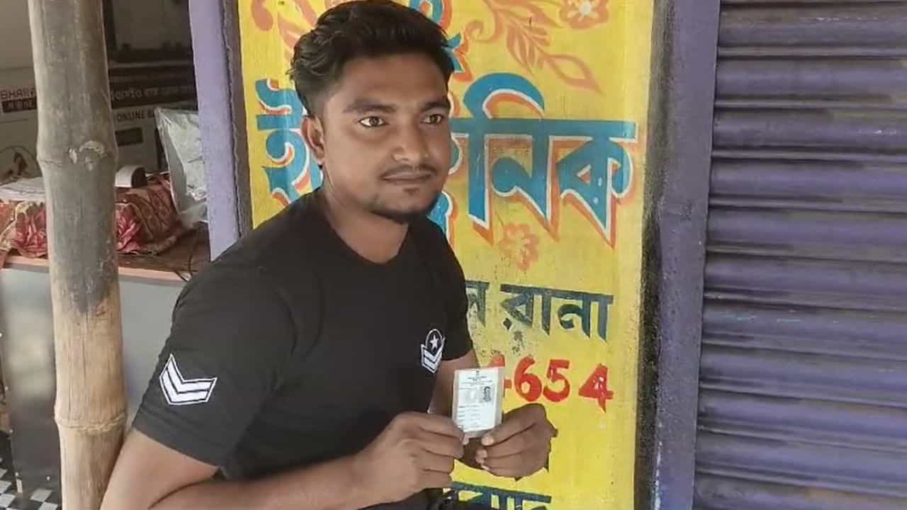 Murshidabad: বাবা-মা বাংলাদেশি, ছেলে যুব তৃণমূল নেতা আগুন Murshidabad: বাবা-মা বাংলাদেশি, ছেলে যুব তৃণমূল নেতা আগুন