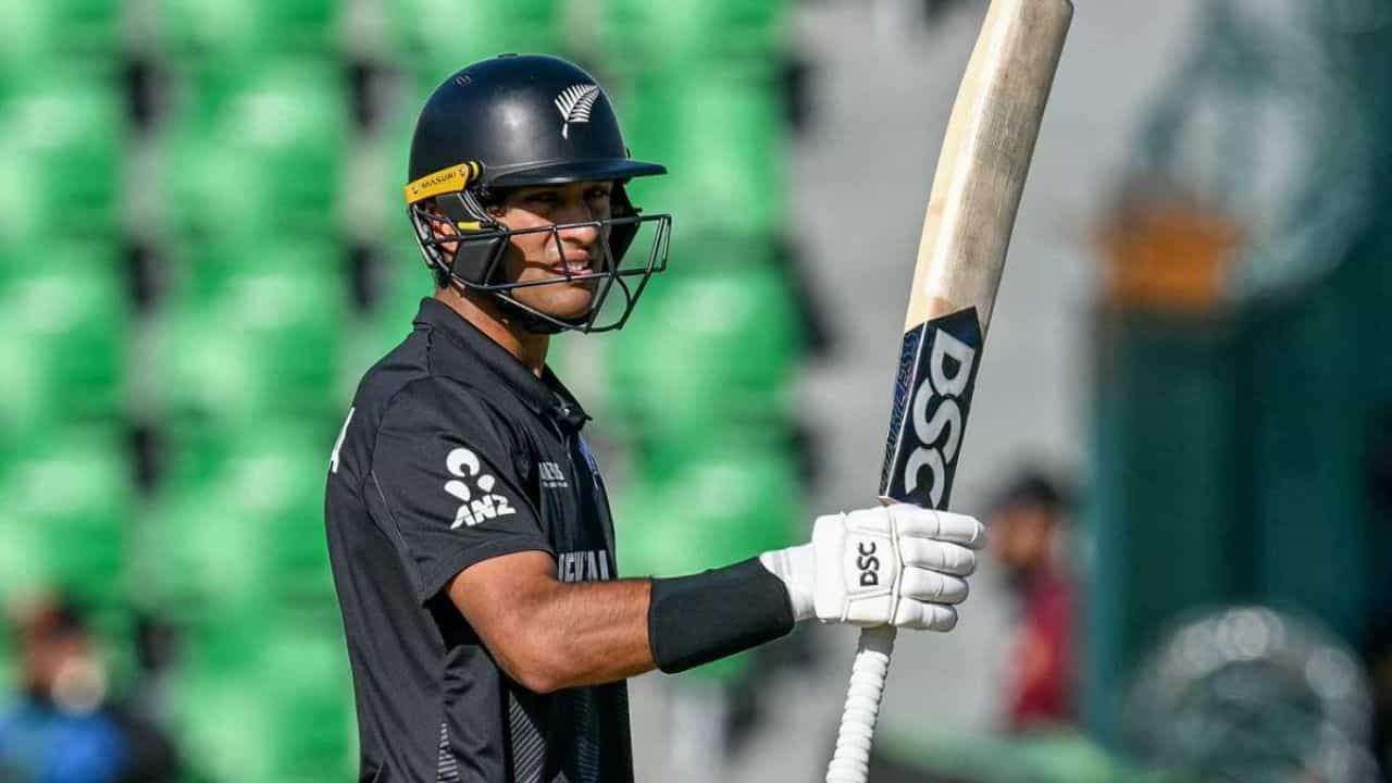 রাচিন রবীন্দ্রকে কিউয়িদের ভবিষ্যৎ বলা হয়। সুযোগ পেলেই তিনি তা প্রমাণও করছেন। চলতি চ্যাম্পিয়ন্স ট্রফিতে জোড়া সেঞ্চুরি করেছেন বাঁ হাতি ব্যাটার। (ছবি-পিটিআই)