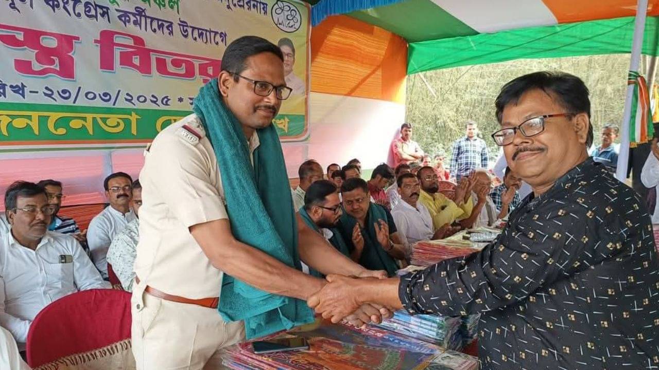 Nadia: ঘাস ফুল প্রতীকের উত্তরীয় গলায় থানার IC, ভাইরাল ছবি ঘিরে বিতর্ক তুঙ্গে