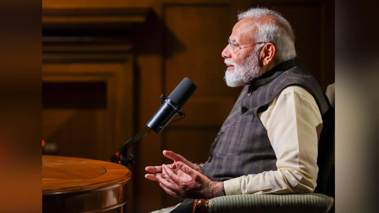 PM Modi: সমস্যায় পড়লে কী করা দরকার? যুব সমাজকে বড় পরামর্শ মোদীর