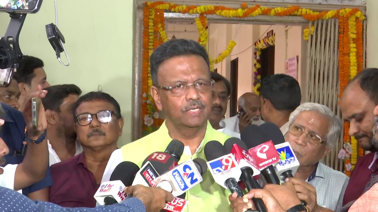Firhad Hakim: বিকাশদারা জমি বেচে সামাল দিয়েছেন: ফিরহাদ