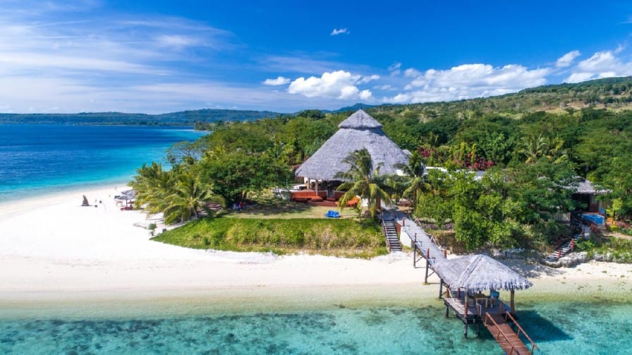 দক্ষিণ প্রশান্ত মহাসাগরের মানচিত্রে এক ছোট্ট বিন্দুর মতো দেখতে এই ভানুয়াতু দ্বীপ এখন চর্চার কেন্দ্রে। সৌজন্যে ভারত থেকে পলাতক ব্যবসায়ী ললিত মোদী। তিনি এখানে দিব্যি আশ্রয় নিয়ে ছিলেন। কিন্তু সম্প্রতি ললিতকে দেশে ফিরিয়ে ভারতীয় বিচারব্যবস্থার মুখোমুখি করার চূড়ান্ত ব্যবস্থা করে ফেলেছে নয়াদিল্লি। চাপে পড়ে ভানুয়াতুর প্রধানমন্ত্রী জথাম নাপাট ললিতের পাসপোর্ট বাতিল করার নির্দেশ দিয়েছেন।  কিন্তু কী এমন আছে এই দ্বীপে, কেন ললিত মোদীর মতো কোটিপতি পলাতক ব্যবসায়ীর পছন্দ এই দ্বীপরাষ্ট্র? জেনে নিন কয়েকটি চমকে দেওয়ার মতো তথ্য। 