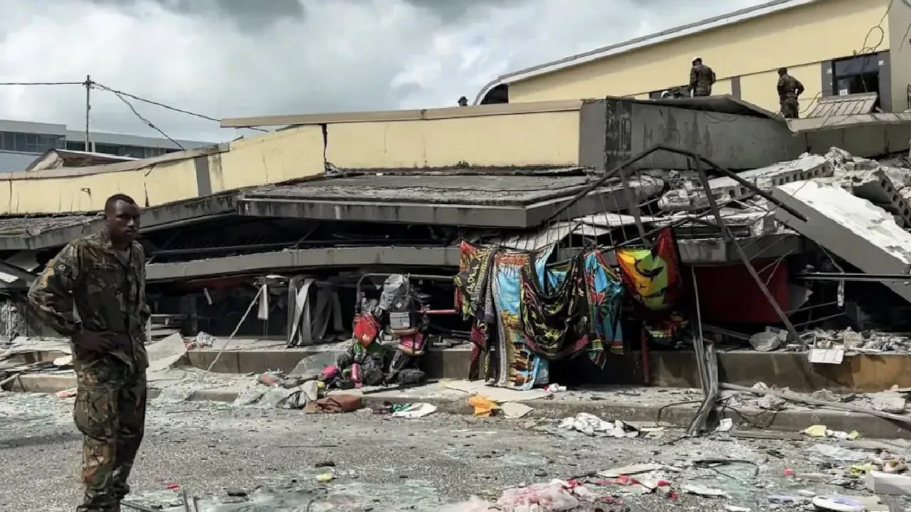 ৭. প্রাকৃতিক দুর্যোগ লেগেই থাকে:   বিশ্বের অন্যতম দুর্যোগপ্রবণ এলাকা। মাঝেমধ্যেই সাইক্লোন, ভূমিকম্প, সুনামি লেগেই থাকে। সমুদ্রপৃষ্ঠ থেকে জমির উচ্চতা বেশি নয় বলে স্থায়ী বসতি তৈরি স্থানীয় বাসিন্দাদের কাছে ঝক্কির ব্যাপার। 