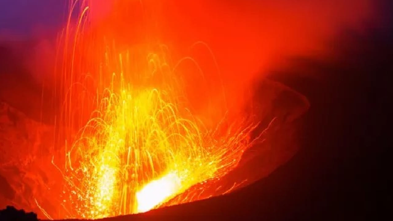 ৬. ট্যুরিস্ট হটস্পট:    জীবন্ত আগ্নেয়গিরি, ছবির মতো সুন্দর সৈকত, সমুদ্রের নীল-সবুজ রংয়ের জলের জন্য প্রতি বছর এই দ্বীপে বহু আন্তর্জাতিক পর্যটক আসেন। সেখান থেকেই এই দ্বীপের বাসিন্দাদের মূল রোজগার হয়। 