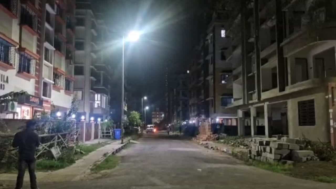 Newtown: রাত বাড়লেই বদলে যাচ্ছে ছবি, নিউটাউনে প্রতিদিন বাড়ছে ভয়, আতঙ্কে ঘরের বাইরে পা দিচ্ছেন না এলাকাবাসী Newtown: রাত বাড়লেই বদলে যাচ্ছে ছবি, নিউটাউনে প্রতিদিন বাড়ছে ভয়, আতঙ্কে ঘরের বাইরে পা দিচ্ছেন না এলাকাবাসী