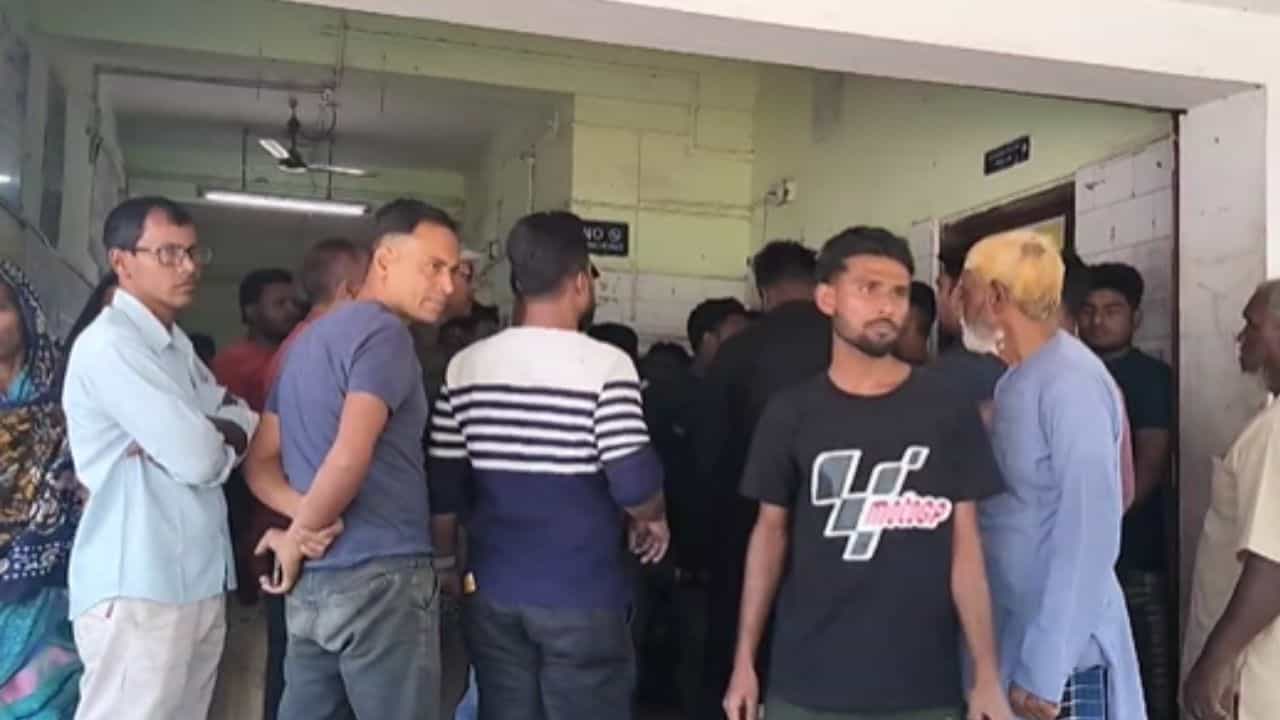 Crime News: তা বলে ভাইয়ে-ভাইয়ে! কোনও রাখঢাক নেই, ভরা রাস্তাতেই শুরু করে দিল ওরা, থামাতে পারলেন না প্রতিবেশীরাও Crime News: তা বলে ভাইয়ে-ভাইয়ে! কোনও রাখঢাক নেই, ভরা রাস্তাতেই শুরু করে দিল ওরা, থামাতে পারলেন না প্রতিবেশীরাও