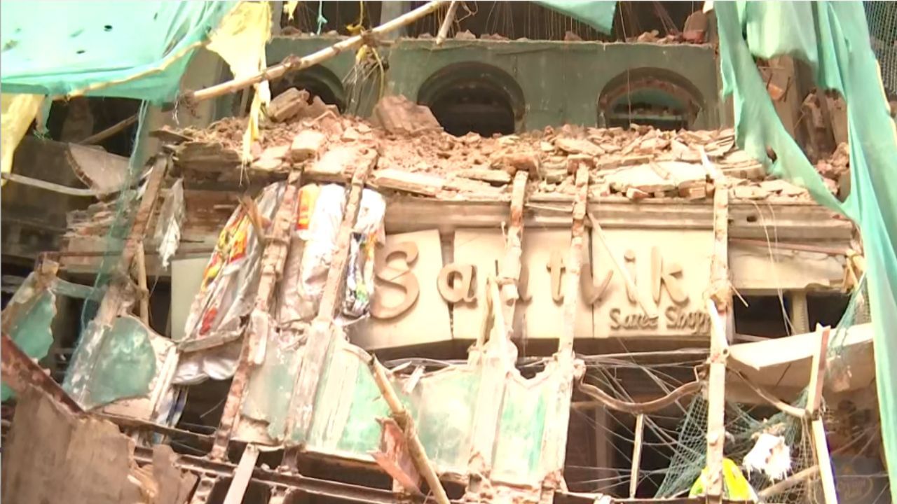 Kolkata: এবার উত্তর কলকাতায় হুড়মুড়িয়ে ভেঙে গেল বাড়ি, আহত ১ Kolkata: এবার উত্তর কলকাতায় হুড়মুড়িয়ে ভেঙে গেল বাড়ি, আহত ১