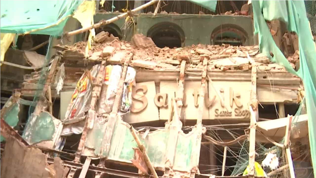 Kolkata: এবার উত্তর কলকাতায় হুড়মুড়িয়ে ভেঙে গেল বাড়ি, আহত ১ Kolkata: এবার উত্তর কলকাতায় হুড়মুড়িয়ে ভেঙে গেল বাড়ি, আহত ১