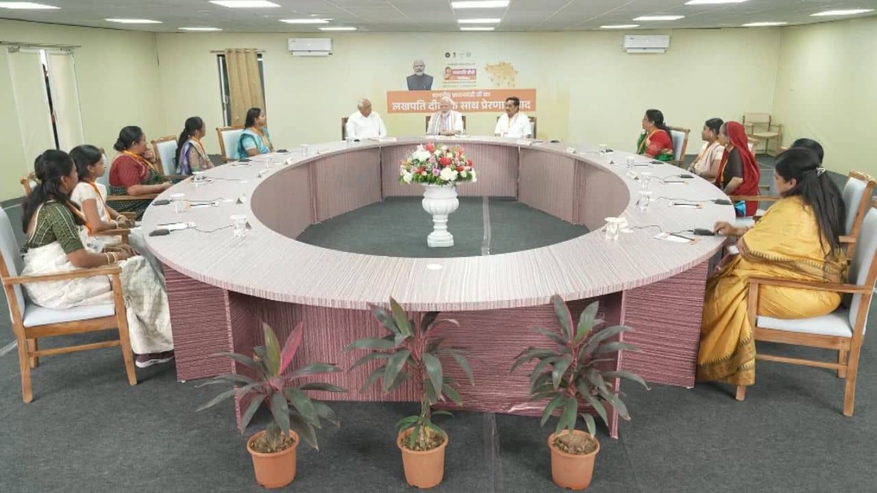 PM Modi: লাখপতি দিদিদের সঙ্গে বোর্ডরুম বৈঠক; নোটবুক, পেন্সিল হাতে মোদী