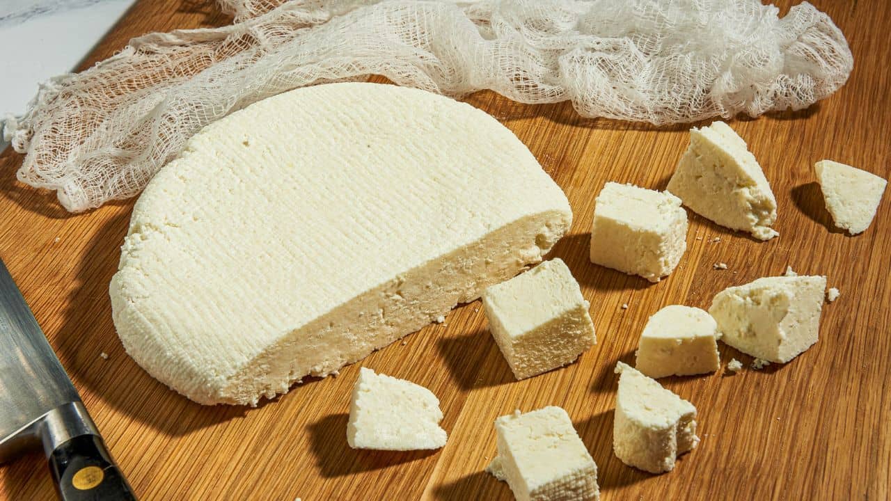 বাজারে থেকে কেনা পনির আসল নাকি নকল? যাচাই করবেন কী ভাবে?